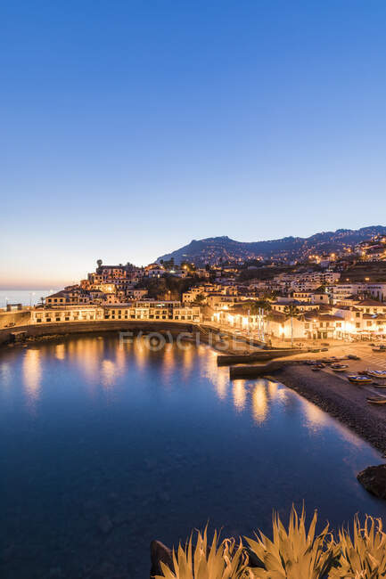 Portogallo, Madeira, Camara de Lobos, cielo limpido sulla baia della città costiera al tramonto — Foto stock