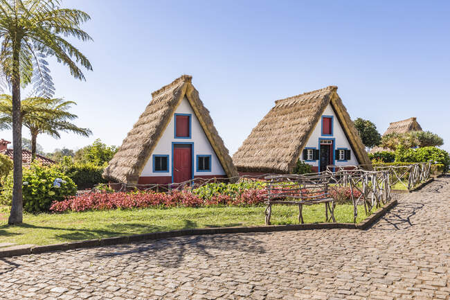 Portugal, Madeira, Santana, FCobblestone frente a la tradicional casa de  pueblo en forma de triángulo con techo de paja — Cielo, Viajes - Stock  Photo | #472826322