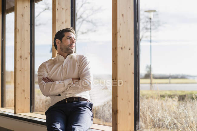 Бизнесмен в деревянном офисе открытой планировки — стоковое фото