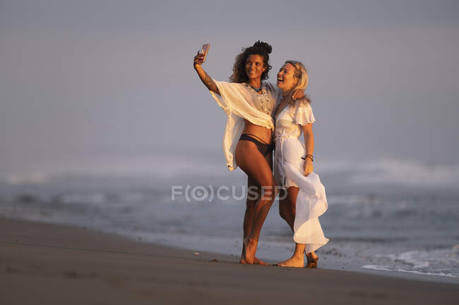 Dos mujeres felices tomando selfie en la playa, Costa Rica - foto de stock