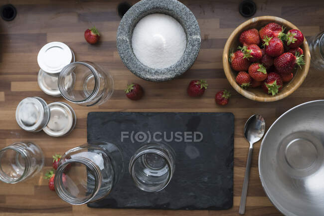 Ингредиенты для приготовления пищи с чашкой на деревянном столе — стоковое фото