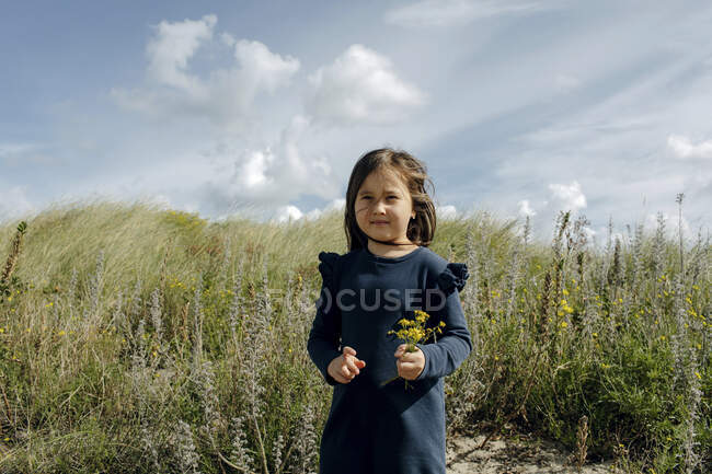 Ritratto di bambina con fiori raccolti tra le dune, L'Aia, Paesi Bassi — Foto stock
