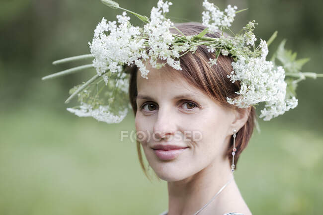Ritratto ravvicinato di donna che indossa fiori bianchi — Foto stock