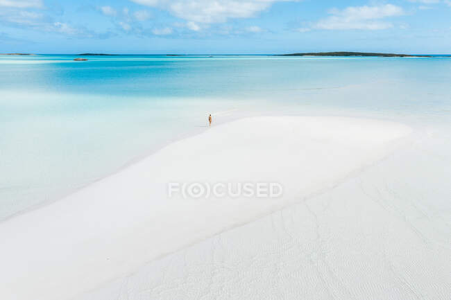 Mulher andando no banco de areia branca no mar, Bahamas, Carribean — Fotografia de Stock