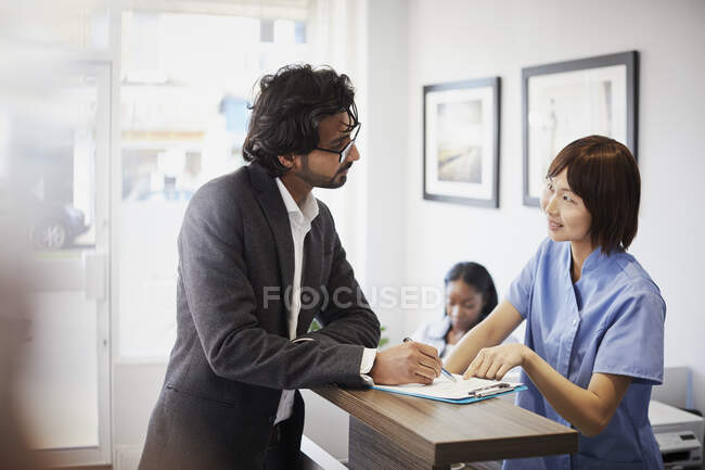 Patient at reception desk of a dental practice — Stock Photo