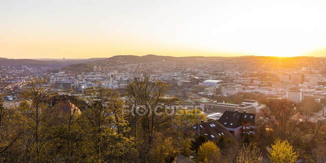 Allemagne, Bade-Wurttemberg, Stuttgart, Panorama de la ville au coucher du soleil — Photo de stock