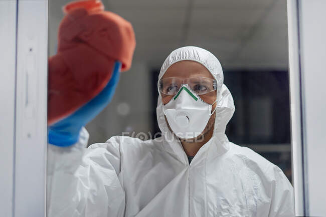 Очистка больницы от инфекционного вируса, одежда для защиты — стоковое фото