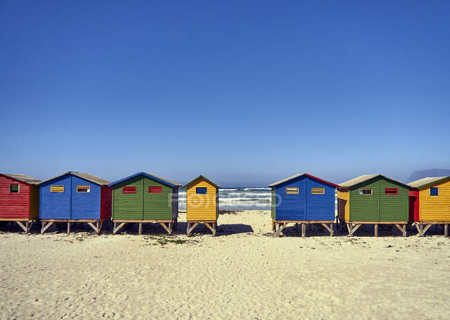 Cabanes colorées à la plage de Muizenberg, Afrique du Sud — Photo de stock