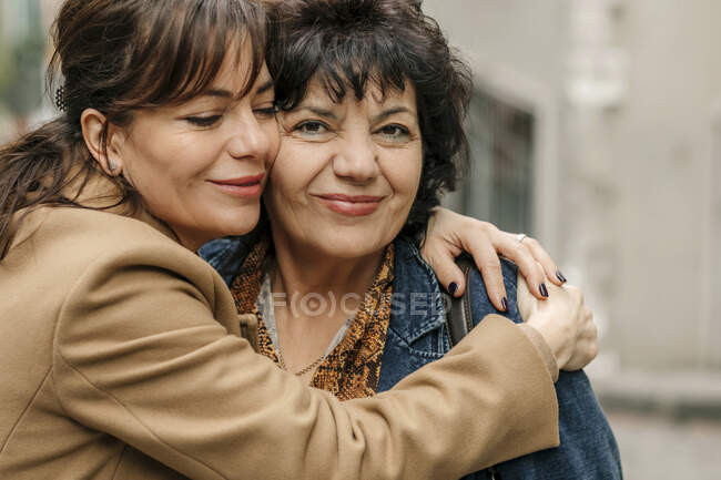 Портрет щасливої жінки, яка обіймає свою матір — стокове фото