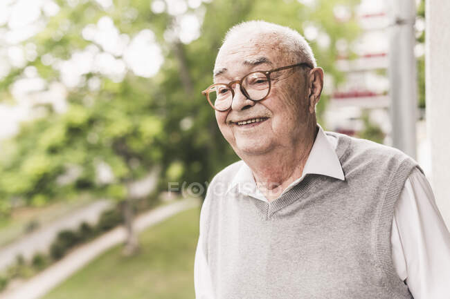 Ritratto di uomo anziano sorridente con gli occhiali — Foto stock