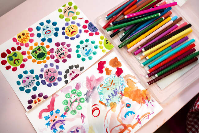 Dibujos infantiles de virus feos hechos con acuarelas y marcadores de color - foto de stock
