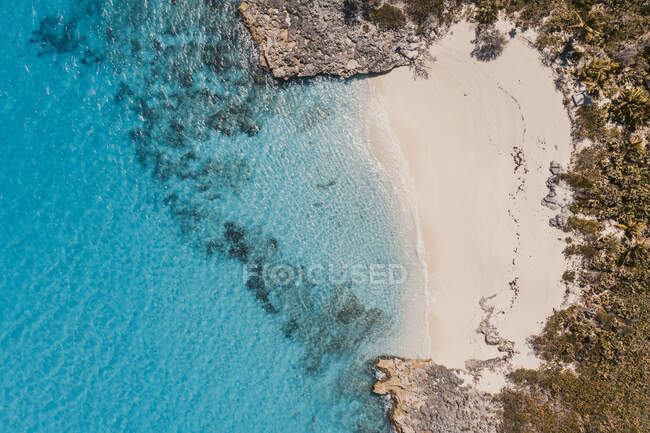 Caribe, Bahamas, Exuma, Drone vista de Pretty Molly Beach - foto de stock
