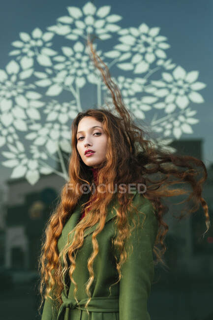 Портрет рыжей молодой женщины с выдувающимися волосами — стоковое фото