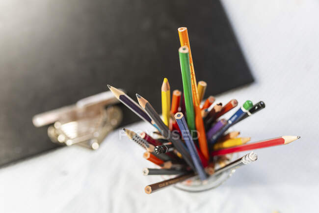 Un mucchio di matite colorate — Foto stock