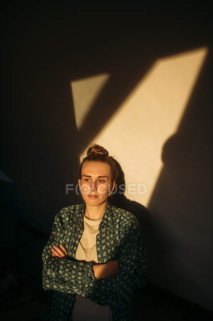 Ritratto di giovane donna in pieno sole a casa — Foto stock