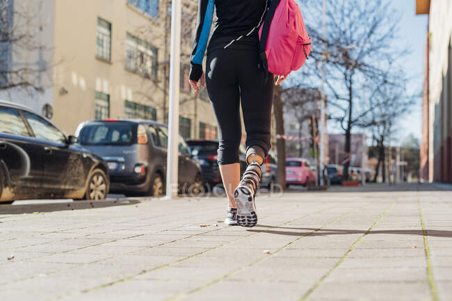 Спортивная молодая женщина с протезом ноги гуляет по городу — стоковое фото