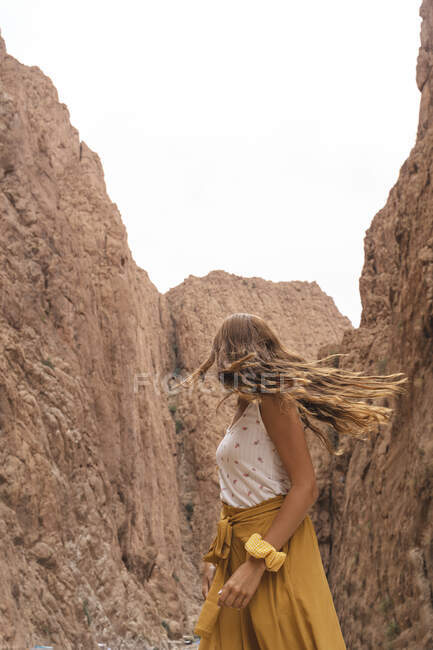 Giovane donna che guarda rocce girando la testa, Ouarzazate, Marocco — Foto stock
