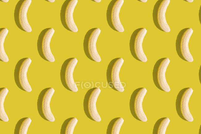Ilustração 3D de bananas descascadas no fundo amarelo — Fotografia de Stock