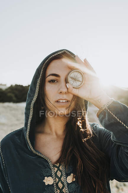 Porträt einer jungen Frau, die Auge mit Kompass bedeckt, Marokko — Stockfoto