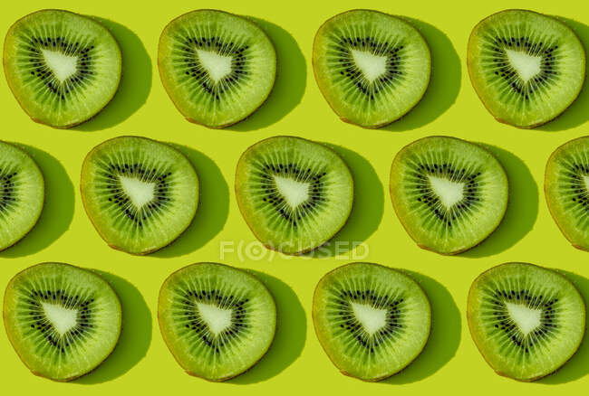 Kiwi-Fruchtmuster auf grünem Hintergrund — Stockfoto