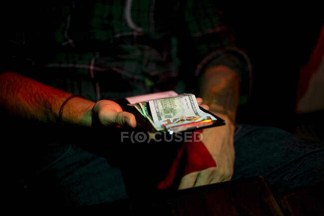 Man paying bill with cash clipped on a board, New York City, USA — Stock Photo