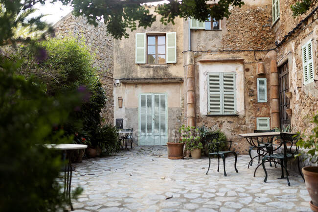 Двор старого дома, Valldemossa, Майорка, Испания — стоковое фото