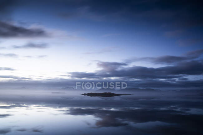 Vista idílica del paisaje marino contra el cielo dramático en Islandia - foto de stock