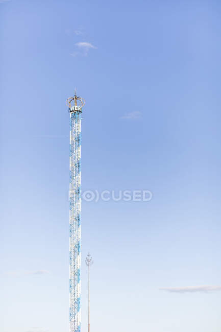 Німеччина, Баварія, Мюнхен, Нижній кут Вид на ланцюгову гойдалку Баварська вежа стоїть проти ясного неба — стокове фото