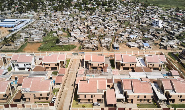 Мозамбік, Мапуту, Повітряний вид на африканські квартали верхнього і нижчого класу, розділені стіною. — стокове фото