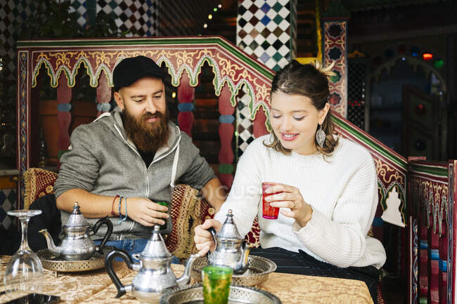 Retrato de casal em uma loja de chá — Fotografia de Stock