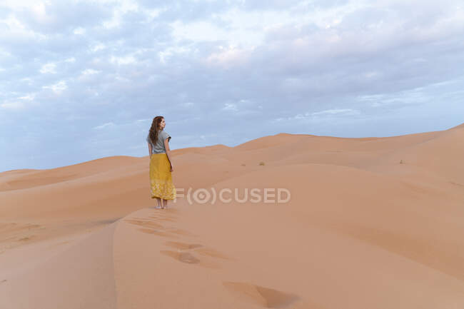 Giovane donna sulle dune di sabbia nel deserto del Sahara, Merzouga, Marocco — Foto stock