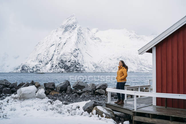 Мбаппе, стоящий в хижине на побережье, Лоффен, Норвегия — стоковое фото