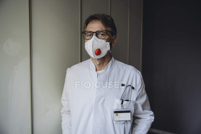 Retrato del médico, con máscara protectora - foto de stock