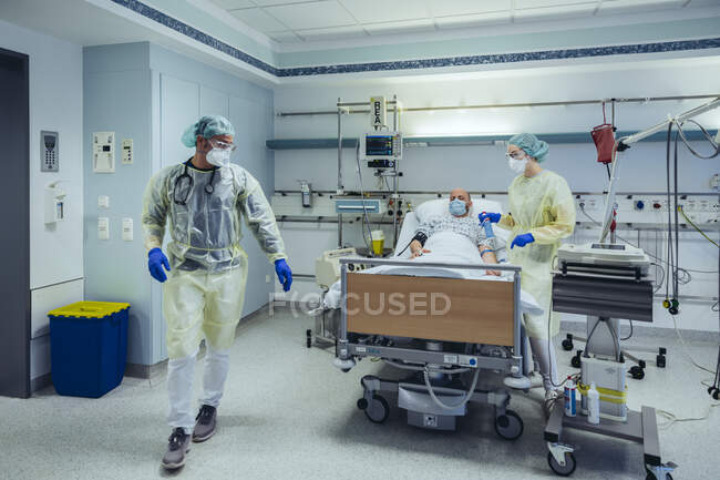 Medici che si prendono cura del paziente nel reparto di pronto soccorso di un ospedale — Foto stock