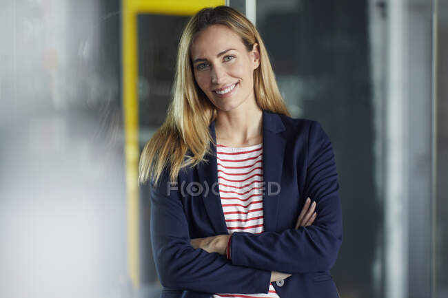 Ritratto di donna d'affari sorridente in carica — Foto stock