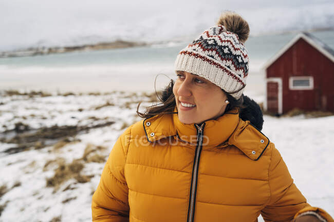 Retrato del turista sonriente, Lofoten, Noruega - foto de stock