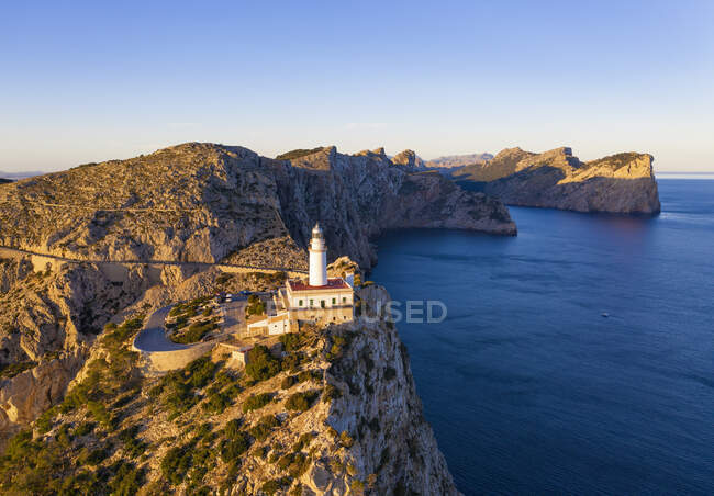 Іспанія, Мальорка, вид з повітря на маяк Форментор на світанку — стокове фото