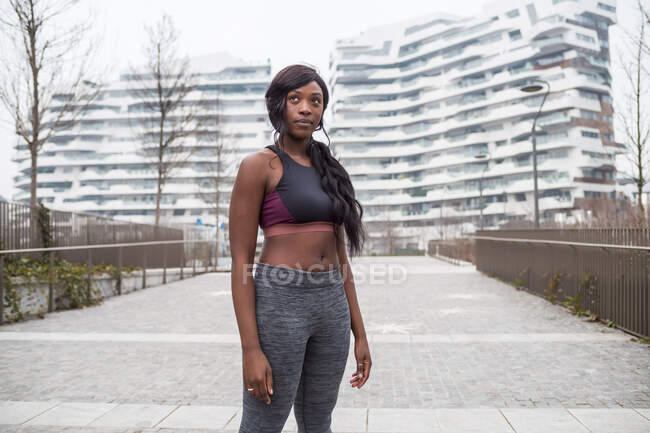Giovane donna sportiva in posa in città — Foto stock