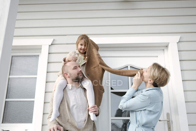 Joyeux famille devant leur maison — Photo de stock