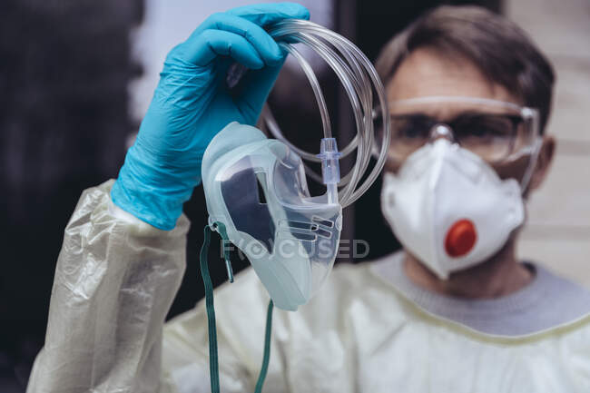 Trabajador sanitario con máscara respiratoria para ventiladores - foto de stock