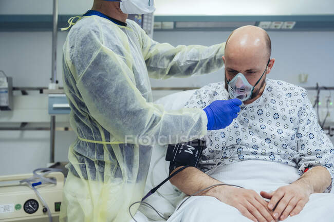 Médico que dá respiração artificial ao paciente na unidade de emergência de um hospital — Fotografia de Stock