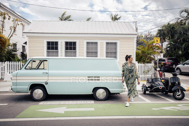 Frau überquert Straße in Key West, Florida, USA — Stockfoto