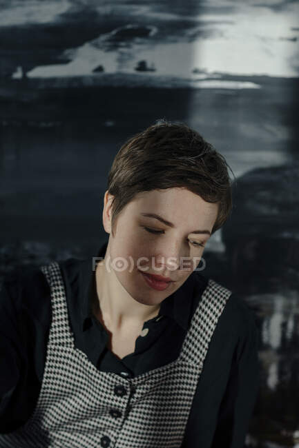 Portrait d'une peintre féminine dans son atelier — Photo de stock