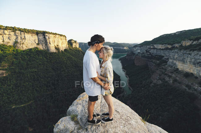 Young couple in love standing on viewpoint, Sau Reservoir, Catalonia, Spain — Stock Photo