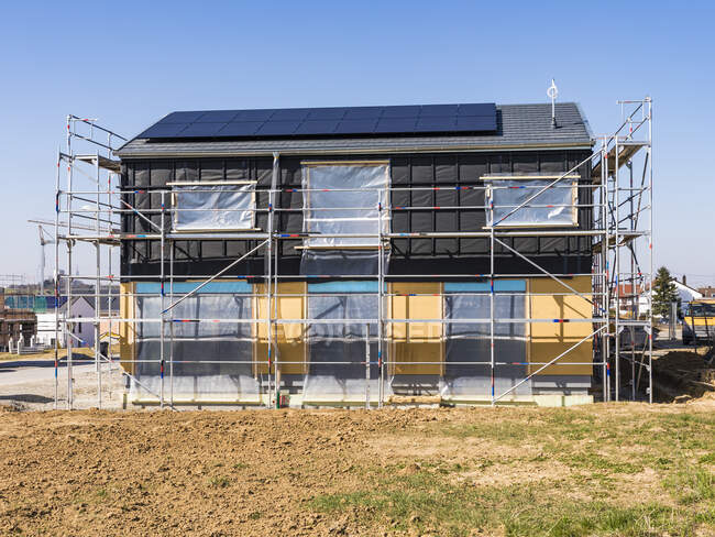 Німеччина, Баден-Вуртемберг, Вайблінген, будівельний майданчик сучасного будинку оснащений сонячними батареями. — стокове фото