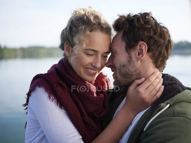 Romantioc couple baisers au lac — Photo de stock