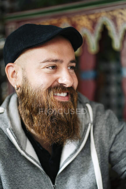 Retrato del hombre barbudo en una tienda de té - foto de stock