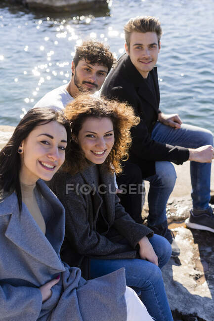 Portrait de quatre amis assis au lac de Garde, Italie — Photo de stock