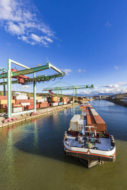 Germania, Baden-Wurttemberg, Stoccarda, Nave portacontainer al molo commerciale sulla riva del fiume Neckar — Foto stock