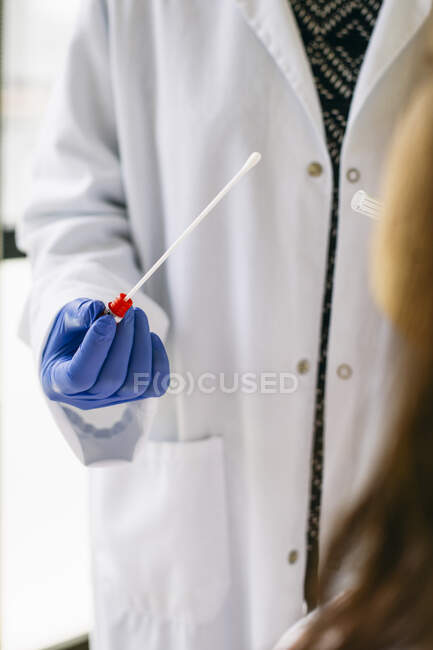Nahaufnahme eines Arztes mit einem Wattestäbchen — Stockfoto